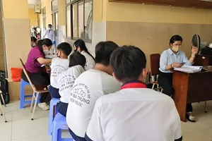Nhân viên y tế điều tra dịch tễ các trường hợp tiếp xúc với ca mắc viêm não mô cầu tại Trường THCS Hai Bà Trưng (xã Hiệp Phước)