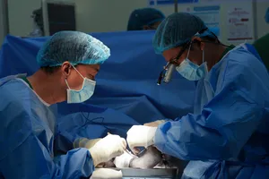 Các bác sĩ phẫu thuật cứu bàn chân cho bệnh nhi