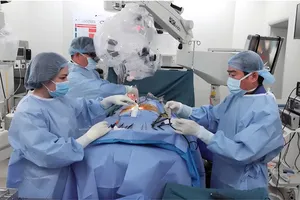 Các bác sĩ Bệnh viện Hoàn Mỹ Sài Gòn phẫu thuật cho người bệnh