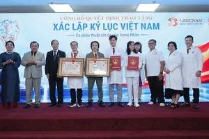 Bệnh viện Thẩm mỹ Kangnam được trao chứng nhận Kỷ lục Việt Nam với ca tạo hình cơ thể phức tạp