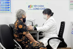 Người dân tiêm vaccine cúm tại một trung tâm tiêm chủng