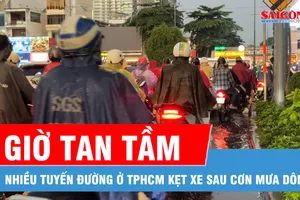 Nhiều tuyến đường ở TPHCM ùn ứ sau cơn mưa dông vào giờ tan tầm