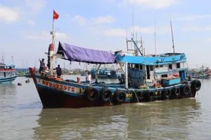 Tàu cá cập cảng Incomap, phường Vũng Tàu bốc thủy sản lên bờ