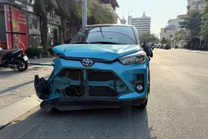 TPHCM: Ô tô lao lên vỉa hè, đâm liên hoàn 5 xe máy và 2 người đi bộ