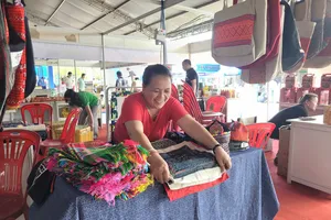 Hàng thổ cẩm được trưng bày tại hội chợ.