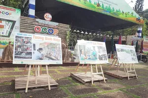 Triển lãm ảnh về làng nghề truyền thống.