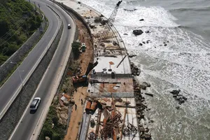 Công trình cầu cạn mũi Kỳ Vân đang được khẩn trương thi công.