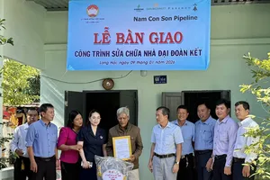 Bàn giao công trình nhà Đại đoàn kết sau khi sửa chữa cho gia đình ông Danh Dọi (tổ 7, ấp Lò Vôi)