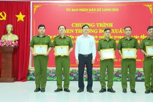 Chủ tịch UBND xã Long Hải Ngô Thanh Phúc trao khen thưởng cho các cá nhân, tổ chức