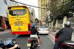 Xe gắn máy không thể di chuyển khi được rẽ phải về hướng đường Lê Hồng Phong khi đèn tín hiệu đỏ.