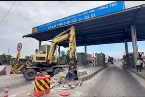 Tháo dỡ trạm thu phí T3.