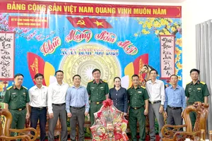 Lãnh đạo xã Long Hải thăm, chúc Tết Trung đoàn Minh Đạm.