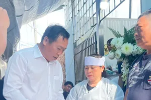 Ông Nguyễn Thành Vân, Chủ tịch Ủy ban MTTQ xã Long Hải trao hỗ trợ cho gia đình người bị nạn.