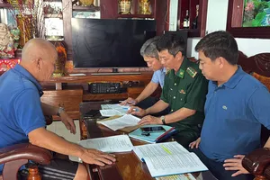 Lãnh đạo xã Long Hải tham gia cùng đoàn đến tận nhà từng ngư dân để làm việc.