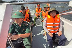 Lãnh đạo xã Long Hải, đại diện Biên phòng, Công an đi kiểm tra thực địa các vị trí tàu cá không đủ điều kiện neo đậu trên sông