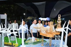 Ông Lê Ngọc Sơn, Chủ tịch HĐTV Tập đoàn Công nghiệp - Năng lượng quốc gia Việt Nam tham quan gian trưng bày mô hình giàn khoan, điện gió ngoài khơi trưng bày tại ngày hội