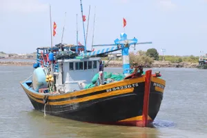 Tàu cá ngư dân xã Long Hải vươn khơi