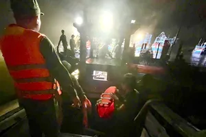 Đồn Biên phòng Bình Châu và các lực lượng tham gia dập tắt đám cháy trên tàu cá