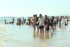 Khách du lịch tham dự lễ hội Dinh Cô - Long Hải (tháng 3-2026)