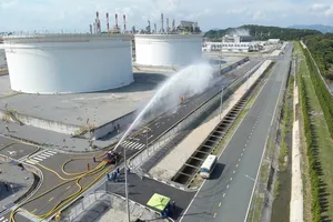 Tổ hợp hóa dầu miền Nam.