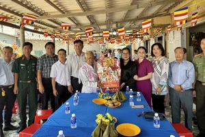 Lãnh đạo xã Long Hải tặng quà, chúc tết đồng bào Khmer đang sinh sống tại ấp Hải Phong 1