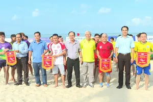 Trao cờ lưu niệm cho đại diện các đội dự giải