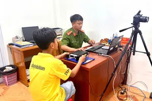 Công an xã Long Hải cấp căn cước, định danh điện tử xuyên lễ cho học sinh