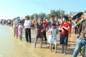 Khách tham quan, chiêm bái kết hợp du lịch, tắm biển trong dịp diễn ra Lễ hội Dinh Cô.