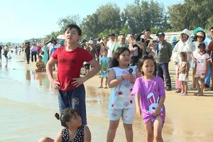 Khách du lịch về bãi tắm Long Hải tắm biển