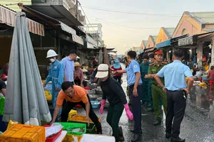 Chấn chỉnh tình trạng buôn bán lấn chiếm lòng lề đường ở chợ Long Hải