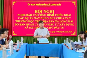 Đồng chí Nguyễn Minh Tâm - Phó chủ tịch UBND xã Long Hải chủ trì hội nghị