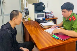 Cơ quan chức năng làm việc với đối tượng Nguyễn Văn Thu. Ảnh: SA HUỲNH