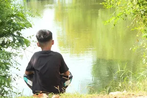 Trẻ em đi câu cá tại ao hồ mà không có người lớn đi kèm có thể dẫn đến nguy cơ bị đuối nước