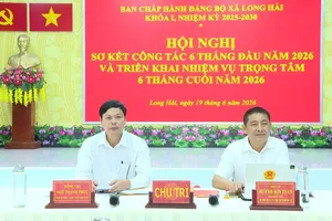 Ông Huỳnh Sơn Tuấn - Bí thư Đảng ủy xã Long Hải và ông Ngô Thanh Phúc - Chủ tịch UBND xã đồng chủ trì hội nghị.