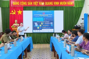 Các thành viên tổ công nghệ số cộng đồng các ấp tham gia buổi tập huấn.