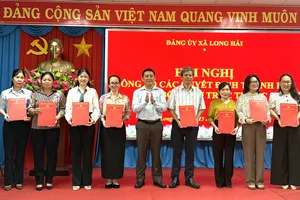 Trao quyết định thành lập các chi bộ cơ sở.