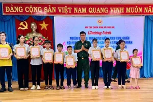 Trao học bổng cho học sinh vượt khó, học giỏi. Ảnh: THÀNH HUY