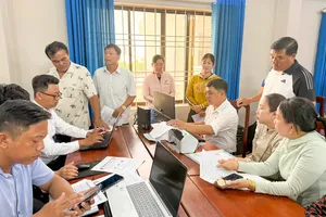 Hướng dẫn ngư dân thực hiện thủ tục xin cấp giấy phép trực tuyến sử dụng tần số vô tuyến điện trên tàu cá. Ảnh: THÀNH HUY