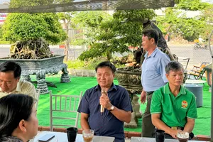 Hội viên phát biểu tại buổi “Cà phê cùng nông dân”
