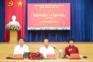 Các đồng chí trong Ban Thường vụ Đảng ủy phường Vũng Tàu đồng chủ trÌ hội nghị. Ảnh: THÀNH HUY