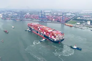 Tàu YM WAYFINDER với chiều dài gần 365m đang được các tàu lai dắt đưa vào cảng TCIT. Ảnh: THÀNH HUY
