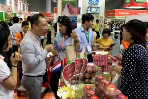 Gian hàng của Hà Lan trưng bày  nhiều sản phẩm nông nghiệp đặc trưng nước này