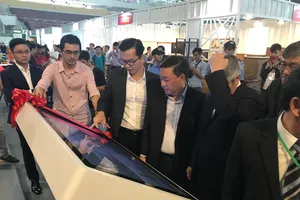 Ông Phạm Thành Kiên, Giám đốc Sở Công Thương TPHCM cùng với Hawa tham quan gian hàng