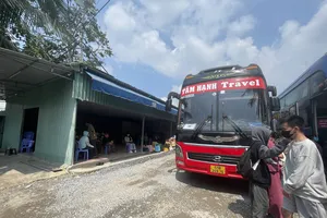 Xe khách hợp đồng "trá hình": Công khai bán vé, không đóng thuế, gây bất bình đẳng với xe trong bến