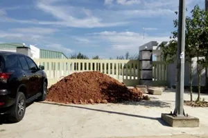 Người dân đổ đất đá chặn cổng nhà máy