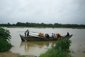 Người dân nơi "ốc đảo" phải di chuyển bằng thuyền. Ảnh: NGUYỄN TRANG