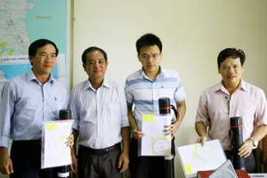 Bàn giao bản đồ cho các đơn vị tỉnh Quảng Ngãi. Ảnh: NGUYỄN TRANG