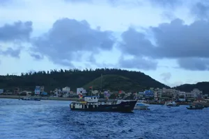 Hoạt động tàu thuyên và cuộc sống ngư dân lý sơn cần xăng dầu