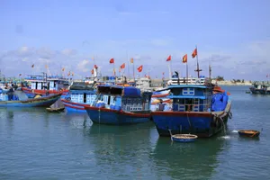 Tàu cá neo đậu cảng Lý Sơn
