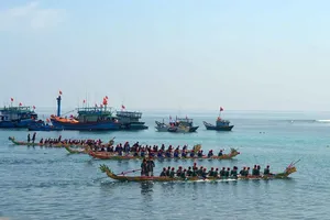 Tứ linh đua thuyền khai hội Lý Sơn